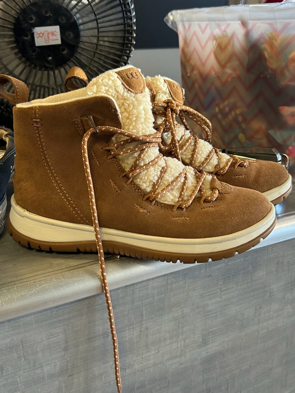 UGG Size 7 Lakesider Boots